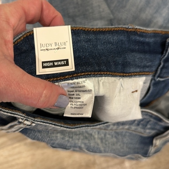 NWT Judy Blue High Waisted Medium Wash Distressed Jean Shorts 3XL Plus - Picture 5 of 7